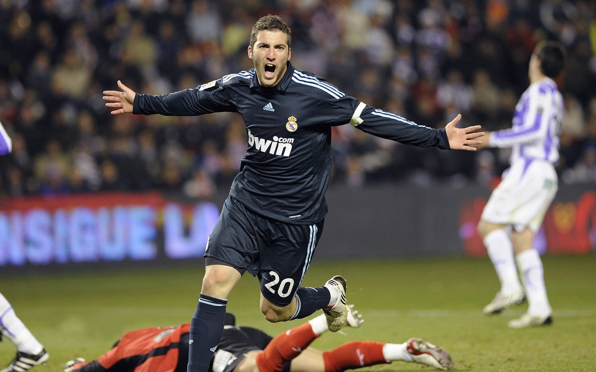 麦考的战术智慧使全黑队战斗力倍增